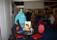 Alicia Jansen, studente van Hogeschool Zeeland, is bezig met een project fietsverlichting.