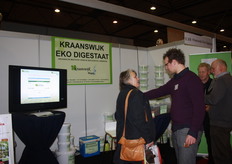 Chris en Bennie Bomers geven uitleg over Kraanswijk Ego Digestaat (meststoffen).