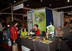 Bieke Verplanken licht de verschillende producten van Oxfam Fairtrade toe.