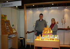 Erik en Marleen Saal van Dipam met kaarsen van 100% bijenwas.