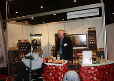 Frank Smit van Fruitkwekerij Vermeulen met sappen en jams onder de naam 'sLandsBeste.