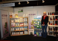 Anja Wesbuer van Greenhub Import staat met schoonmaakproducten.