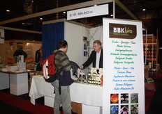Eric de Burbure van BBK-BIO geeft uitleg over zijn verschillende producten.