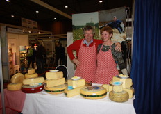 Gerard en Lies Litjens van kaasboerderij Ravenswaard staan met hun kazen op de Biovak.