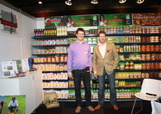 Stephan Vincent en Pieter B.F. Dirven van Teamzes. Zij laten de bezoekers kennismaken met producten van Ethiquable.