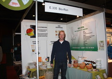 Richard van Pelt met biologische voeding voor paarden.