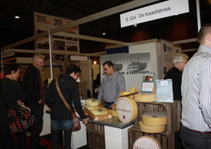 Bij de stand van De Kaasfabriek laat Erik van Dam bezoekers kaas proeven.