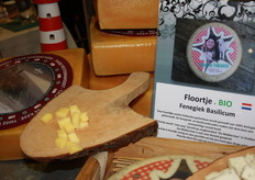 Een stukje kaas van Floortje proeven.