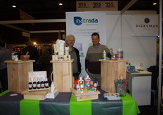 Otto en Ramon van Huffelen met natuurcosmetica.