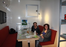 Wendy van Garsel en Elly Hilgers in de streekbus.