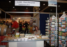 Sjannie Floris met wenskaarten en schrijfwaar van recycled papier.