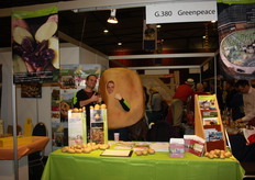 Bij Greenpeace zijn Herman van Bekkem en 'aardappel' Simone Langley te vinden.