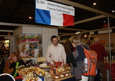 Bertrand van Buchem geeft informatie over zijn verschillende oliën: argan-, walnoot-, hazelnoot- en olijfolie.