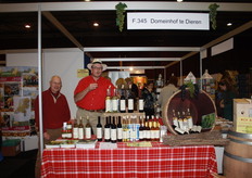 Gerard Liesker en Youp Cretier met hun wijnen. Youp lust er zelf ook wel graag wat van.