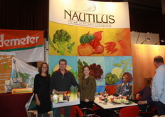 Jan Sweere toont verschillende groenten.