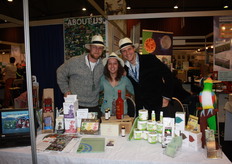 Bastian Bais en Jeroen Knuft willen ook nog even poseren met hun stand. In het midden Marieke Eskes.