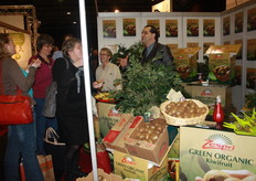 Drukte bij Zespri. Ton Theunissen en Patricia Lodewijks laten de bezoekers kiwi proeven.