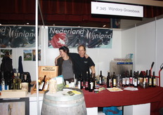 Magda Masselink van Wijngaard Montferland en Karel van Ditshuizen van Wijngaard Ditshuizen hebben het erg gezellig.