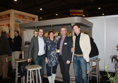 Green Organics poseert bij de stand van het Biojournaal.