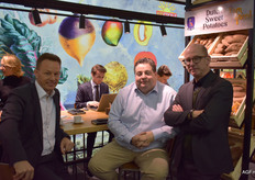 Dirk Salentin van Biofruit en Adam Woodcock van Suncrop op bezoek bij Wim Jansen van Jansen-Dongen.