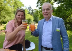 Branka Fisic (BioCore) drinkt een drankje met Oeble Kempenaar van High Quality Organics. 