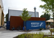 Het eerste gedeelte vond binnen plaats, daarna konden de gasten op het terras aan de achterkant terecht. 