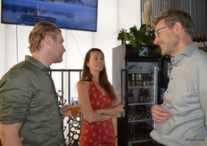 Thomas van Hasselt (Tradin Organic Agriculture en BioBorrel), Esther Molenwijk (Dutch Harvest en BioBorrel) maken kennis met één van de sprekers: Harry Smit van de Rabobank. 