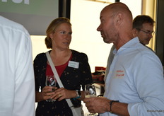 Susanne de Raaij (Biobite) praat bij met Marco Molier (BioCore).