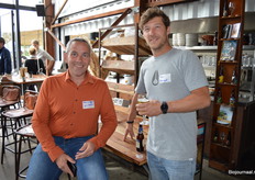 Klaus von Zoggel nam vanuit Duitsland namens Agasaat een kijkje bij de BioBorrel. Rechts Rogier Scherpbier van Zonnespelt. 