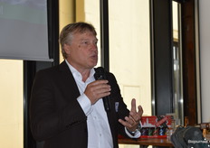 De eerste presentatie, A Perfect Storm, werd gegeven door Jan-Willem Baas, voorzitter van het Comité van Graanhandelaren. Hij vertelde hoe de ene na de andere gebeurtenis er de afgelopen tijd voor heeft gezorgd dat de graanprijs zich op het hoogste niveau ooit bevindt. 