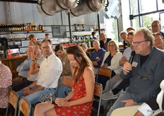 Ronald van Marlen (NaNa Bio en lid van Extinction Rebellion) stelde Harry vervolgens ook nog wat kritische vragen. Ronald: "In mijn ogen was dit weer één groot paniekverhaal - de hele industrialisatie is totaal uit de hand gelopen." Hij had onder meer kritiek op het tempo van de Rabobank.