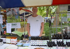 Cesar Abma met de verschillende varianten biologische olijfolie en azijn van Abma's. Vanaf nu is Abma's verkrijgbaar bij Gimsel. "Wat vandaag over is gaat de winkel in", vertelt hij.