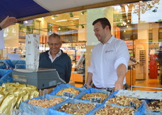 Jetse Schokker en David Plukaard wegen bij IDorganics een zakje af voor een klant. 