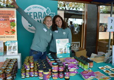 De Laura's bij TerraSana: Laura van Lissum en Laura van Driel. Achter hen het nieuwe logo dat onlangs geïntroduceerd werd na een redesign. 