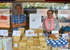 Elias Jeremiasse en Jacqueline de Kool in één van de twee Odin-kramen (met DKW deze). Jacqueline: "De koekjes van Bisson lopen heel goed." 