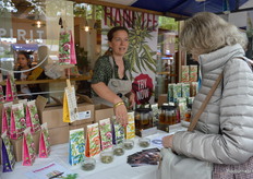 Martha Visser liet de bezoekers proeven van de biologische hennepthee van Dutch Harvest. 