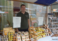 Hans van der Velde stond in de marktkraam van Mont Blanc Foods. Zij lieten onder meer proeven van de kazen van Kaaslust.