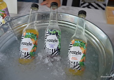 Deze bio-softdrink is er in drie varianten: Appel-Citroen-Jeneverbes, Mandarijn-Citroengras en Zwarte bes-Appel-Dragon.