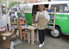 Anita Kamerbeek bij de Weleda-bus. 