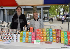 Namens De Eng BV met de theeën van Numi en Shoti Maa: Hugo en Fiona Jansen (zoon en dochter van eigenaar Frank Jansen). 