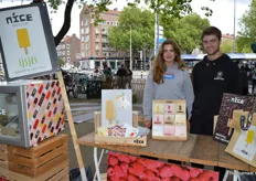 Eva Weerman (dochter van Nice-oprichter Nina Weerman) en Joppe Blankesteijn verkochten ijs van Nice. 