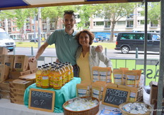 Emile Dercksen en Barin Abawi bij Madal Bal. 