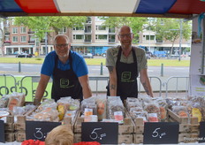 Henk en Bert Mans in de stand van GreenAge, met voor hen een klein deel van het brede assortiment. 
