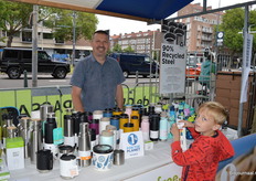 Patrick Hulleman van Klean Kanteen helpt Biojournaal-assistent Joah Pors bij de aankoop van wat duurzame rietjes. 