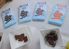 De nieuwste repen kregen uiteraard ook een plekje in de kraam. Er zijn twee nieuwe repen, gemaakt van cacaobonen die met het zeilschip Tres Hombres geleverd worden. Nieuw zijn een donkere melk reep met 52% cacao, koffie en cacaonibs en een 100% pure reep.