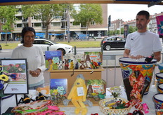 Daniëlle Seedorf en Edwin Kuyntjes van De Wereldwinkel. 