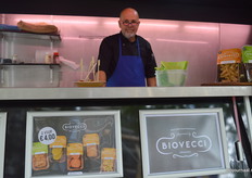 Andreas Lex liet bezoekers proeven van de biologische vleesvervangers van Biovecci. 