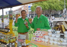 Wim Roeleveld en Eric van Gool tonen allebei de nieuwste producten van imkerij De Traay: Biologische Bijenbroodhoning, Flora Zoet (Vegan alternatief voor honing) en Biologische Korianderhoning.