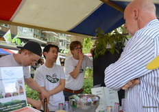 In het midden luistert Dirk Schnellen bij Brandplant naar de mening van één van de marktbezoekers over de zojuist geproefde vegen worstjes. "We gaan twee nieuwe Upside-worstjes ontwikkelen en willen hier graag de meningen over peilen." 