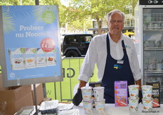 Lex Versantvoort liet proeven van de plantaardige zuivelproducten van Noomi (namens Udea). 